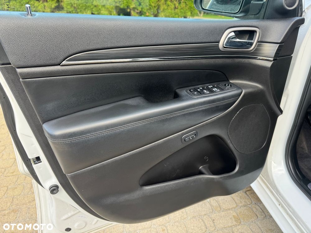 Jeep Grand Cherokee - 21