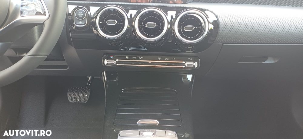 Mercedes-Benz A 180 7G-DCT Special Edition - 12