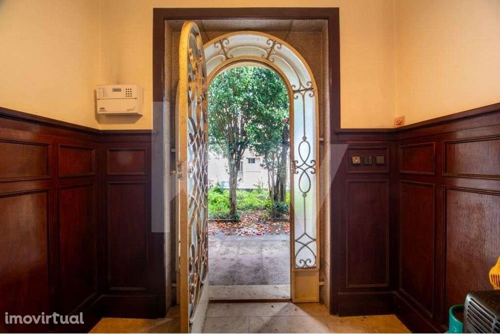 Emblemática Moradia Secular com 4 Frentes Jardim, áreas generosas lumi - Grande imagem: 3/37