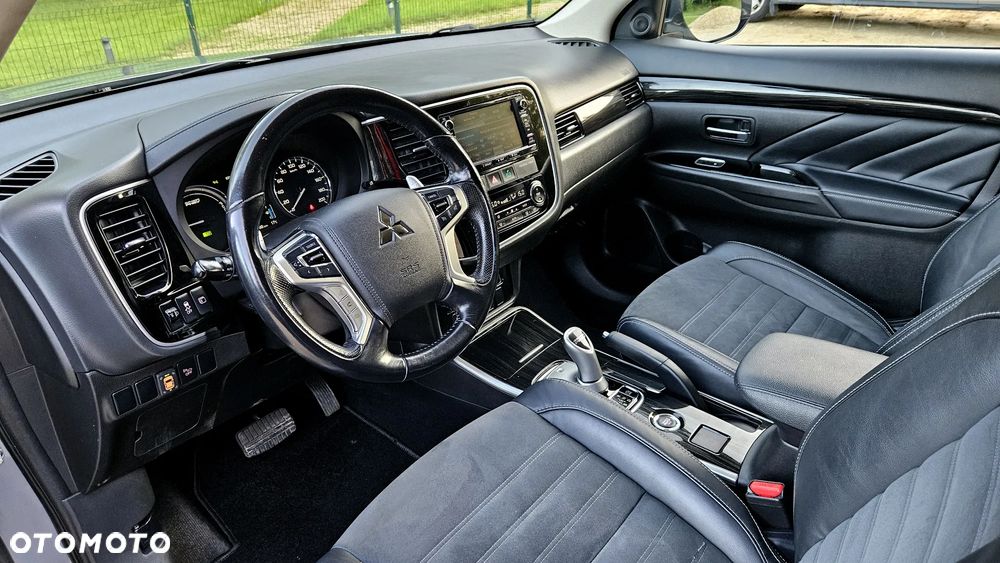 Mitsubishi Outlander 2.0 4WD Plug-In Hybrid - 24