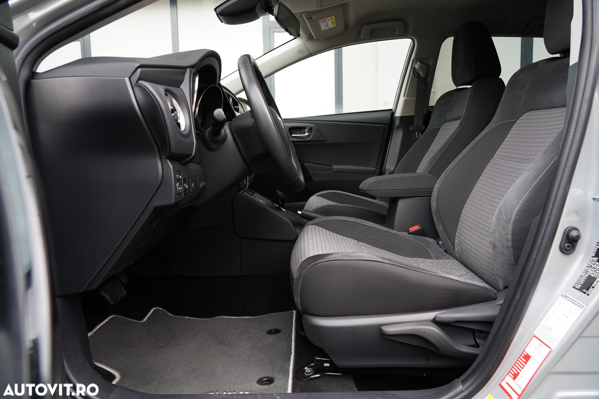 Toyota Auris 1.8 L VVT-i Hybrid Sol - 16