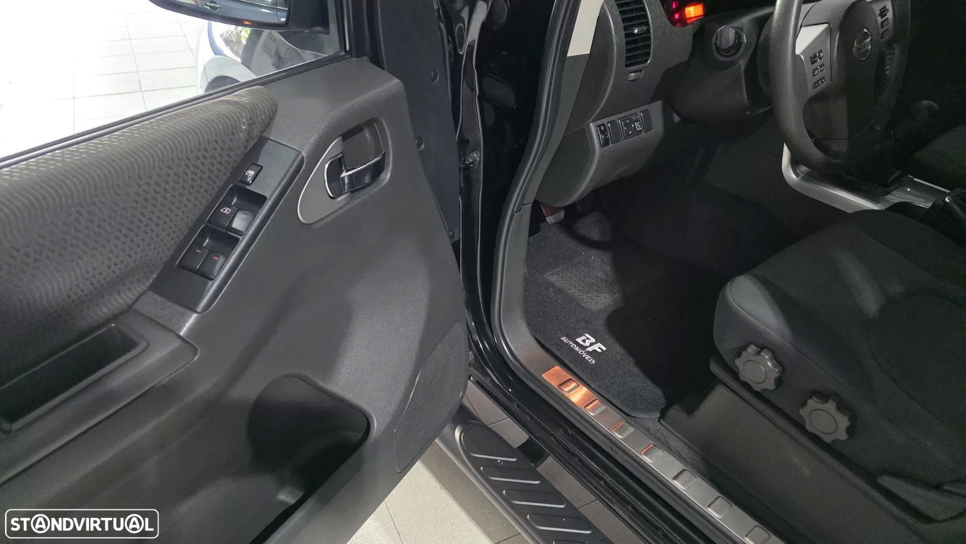 Nissan Navara 2.5 dCi CD LE Hi-Tech +P.Premium 4WD - 29