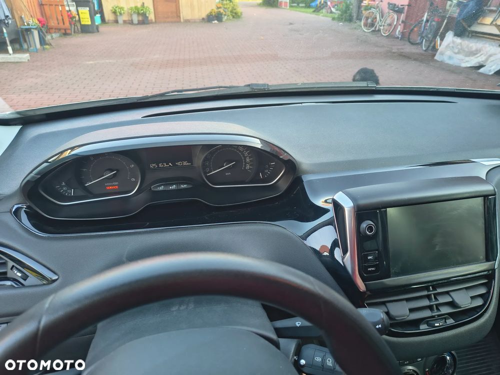 Peugeot 208 - 8