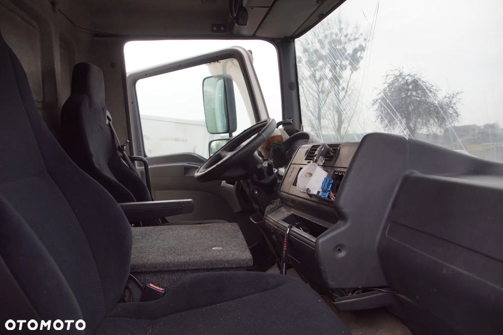 Auto na części - MAN TGM 15.250 6.9 250 KM D0836 LFL60 ZF 12AS1210TO 2009R Silnik Skrzynia Drzwi Zderzak Lusterko Lampa Osłona Owiewka Winda Deska Kokpit Sterownik Moduł Czujnik Licznik Kierownica Panel - 13