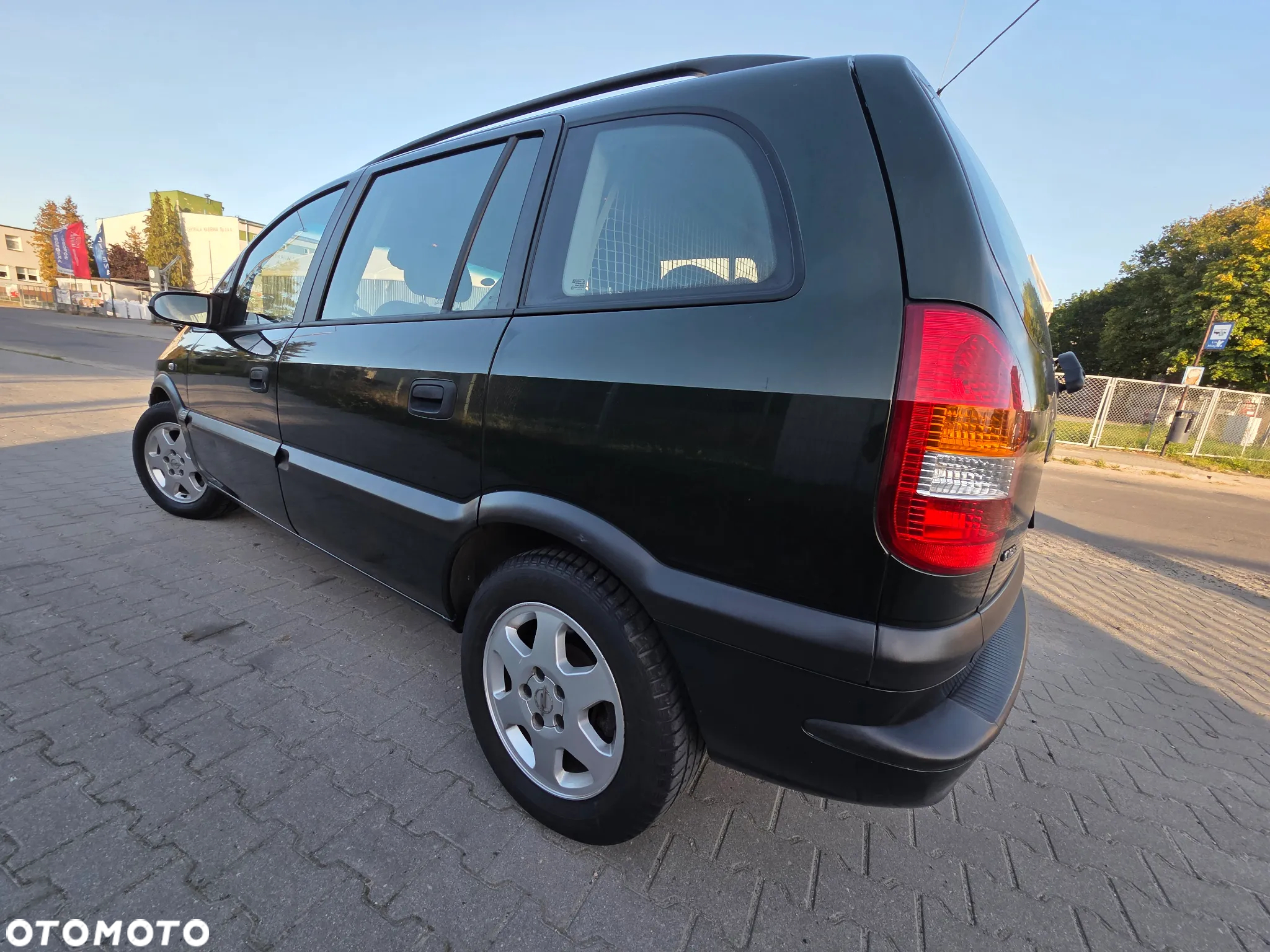 Opel Zafira 1.8 16V Elegance - 2