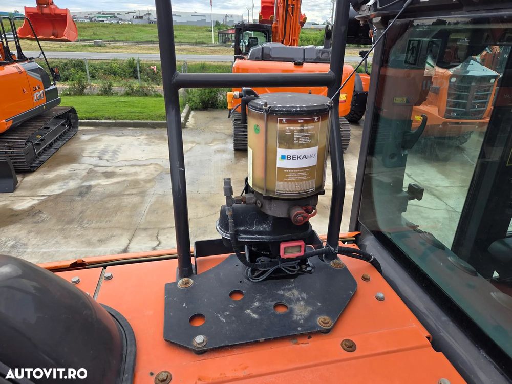 Hitachi ZX250-7, 27,6t, 2020, 6.815h, latime 2,99m, cupa NOUA 1,55mc, lant si papuci NOI, inst picon si inst rotire pe brate, camera spate, camere laterale, gresare automata, ad sapare 7m, ridica 15t, consum 13,1l/h, revizii facute, leasing 4ani-99.000 Eur+t - 19