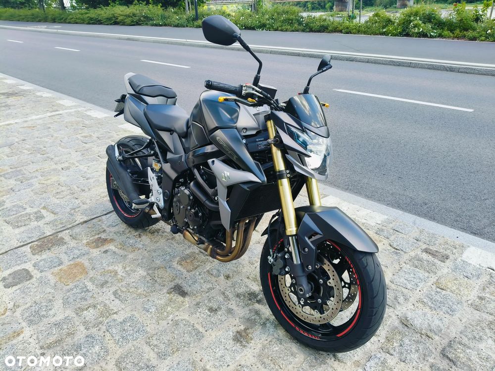 Suzuki GSR - 8