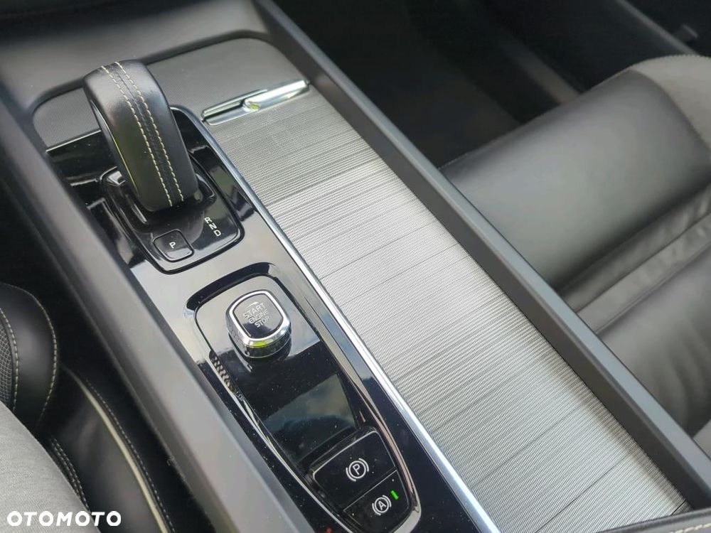 Volvo XC 60 T6 Plug-In Hybrid AWD Ultra Dark - 10