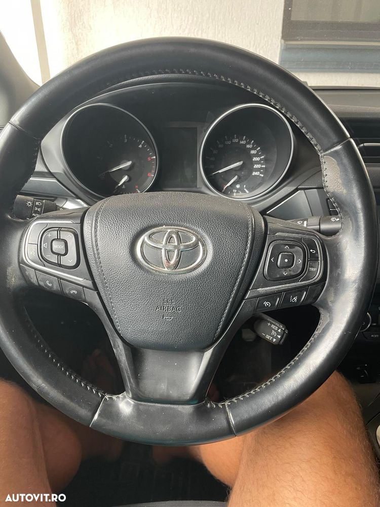 Toyota Avensis 2.0 D-4D Executive - 3