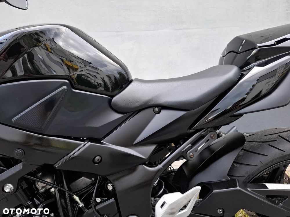 Suzuki GSR - 32