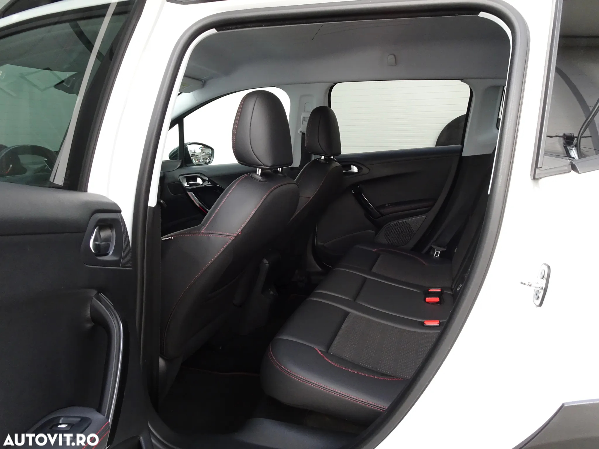 Peugeot 2008 1.2 L PureTech STT GT Line - 10