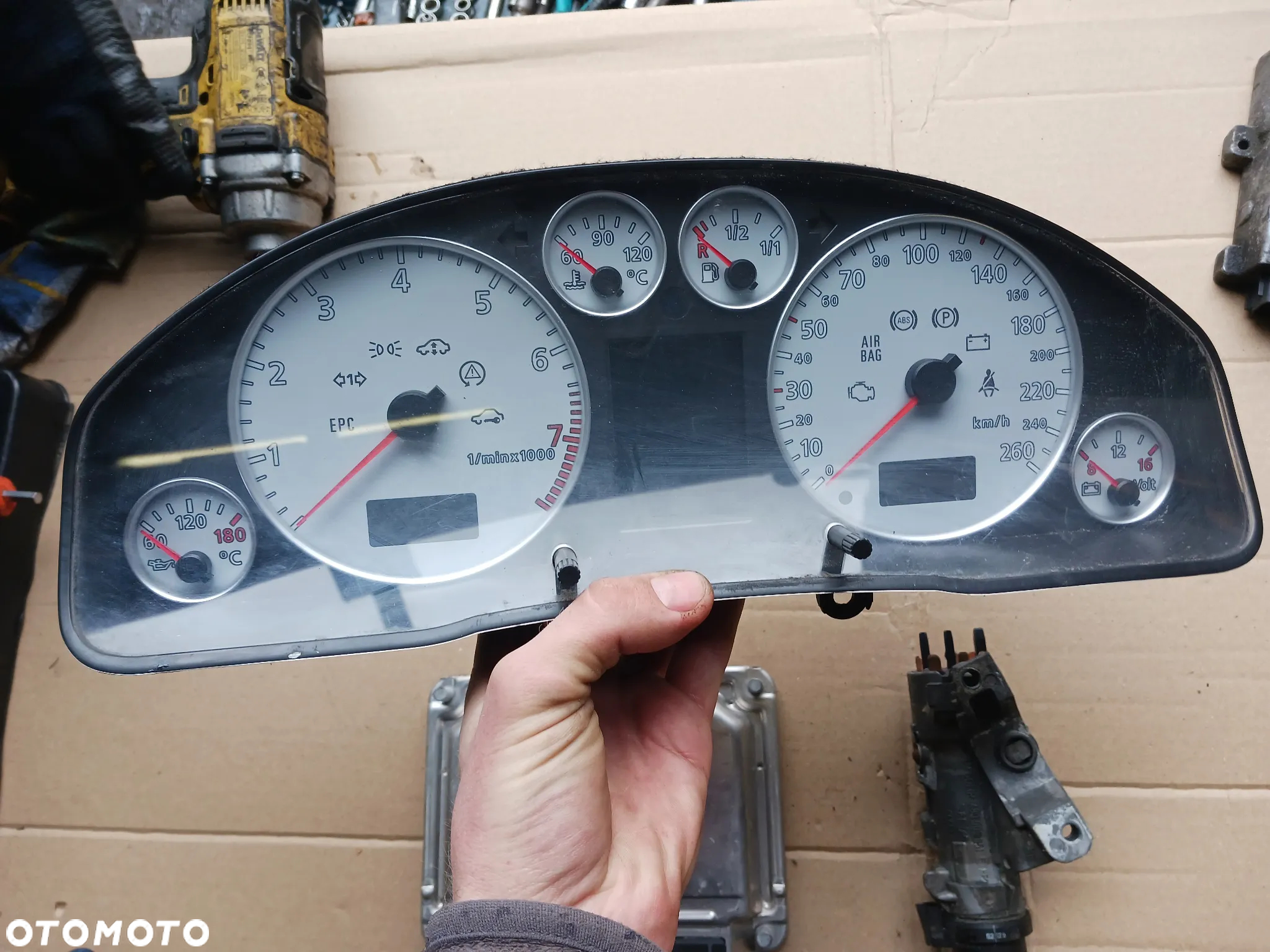 Zestaw startowy Audi A6 C5 Lift Sline S-Line 3.0 V6 ASN Quattro stacyjka kluczyk BIAŁE Zegary 4B0920935E Sterownik silnika 8E0909559H - 2
