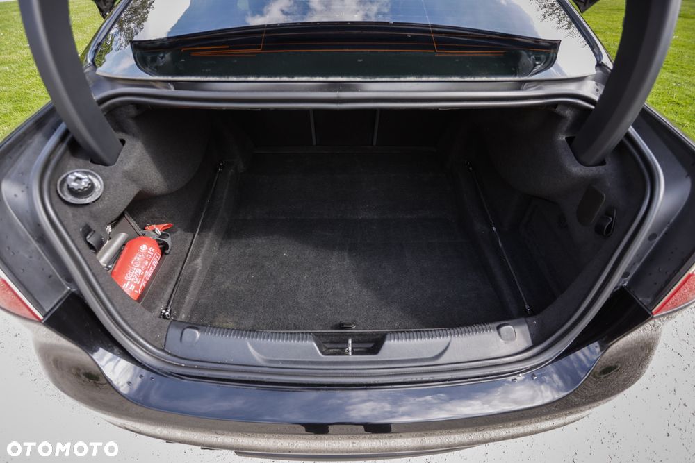 Jaguar XE 20d R-Sport - 22