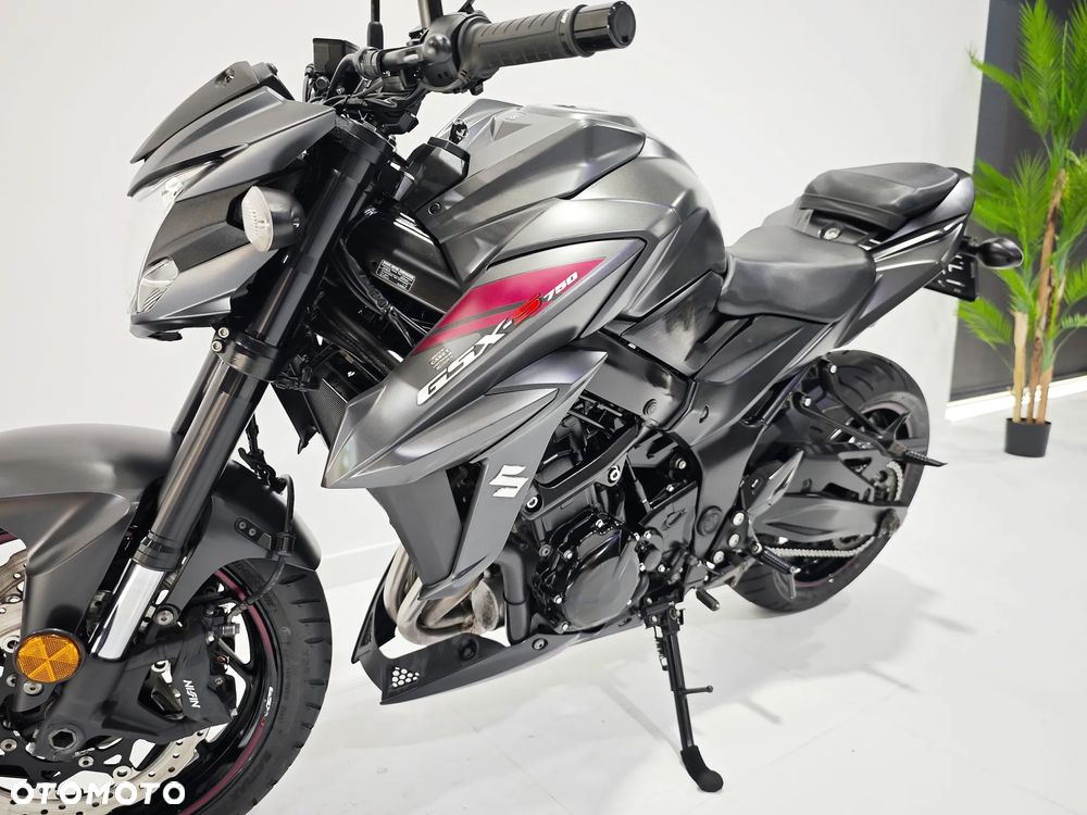 Suzuki GSX - 12