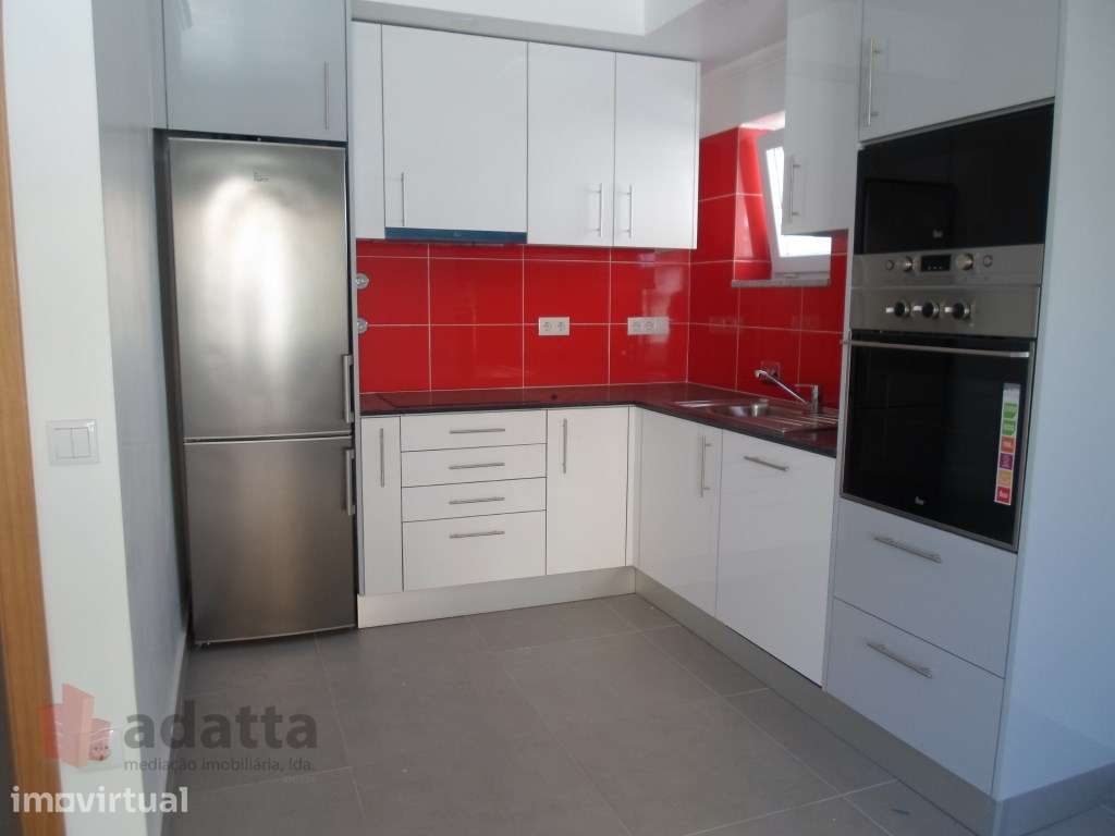 Apartamento T1 com garagem. Mobilado na Rua do Brasil, arrenda-se [... - Grande imagem: 3/16