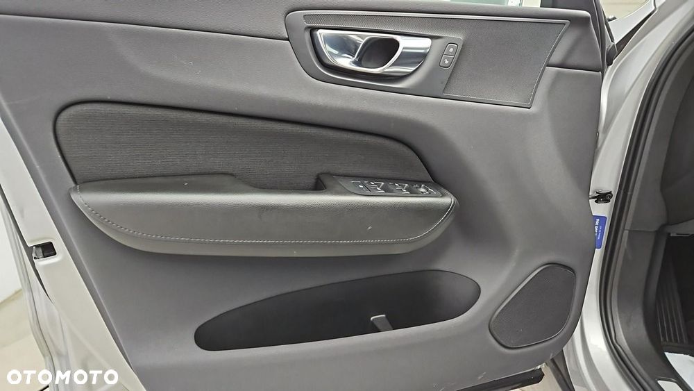 Volvo XC 60 B4 B Momentum - 10