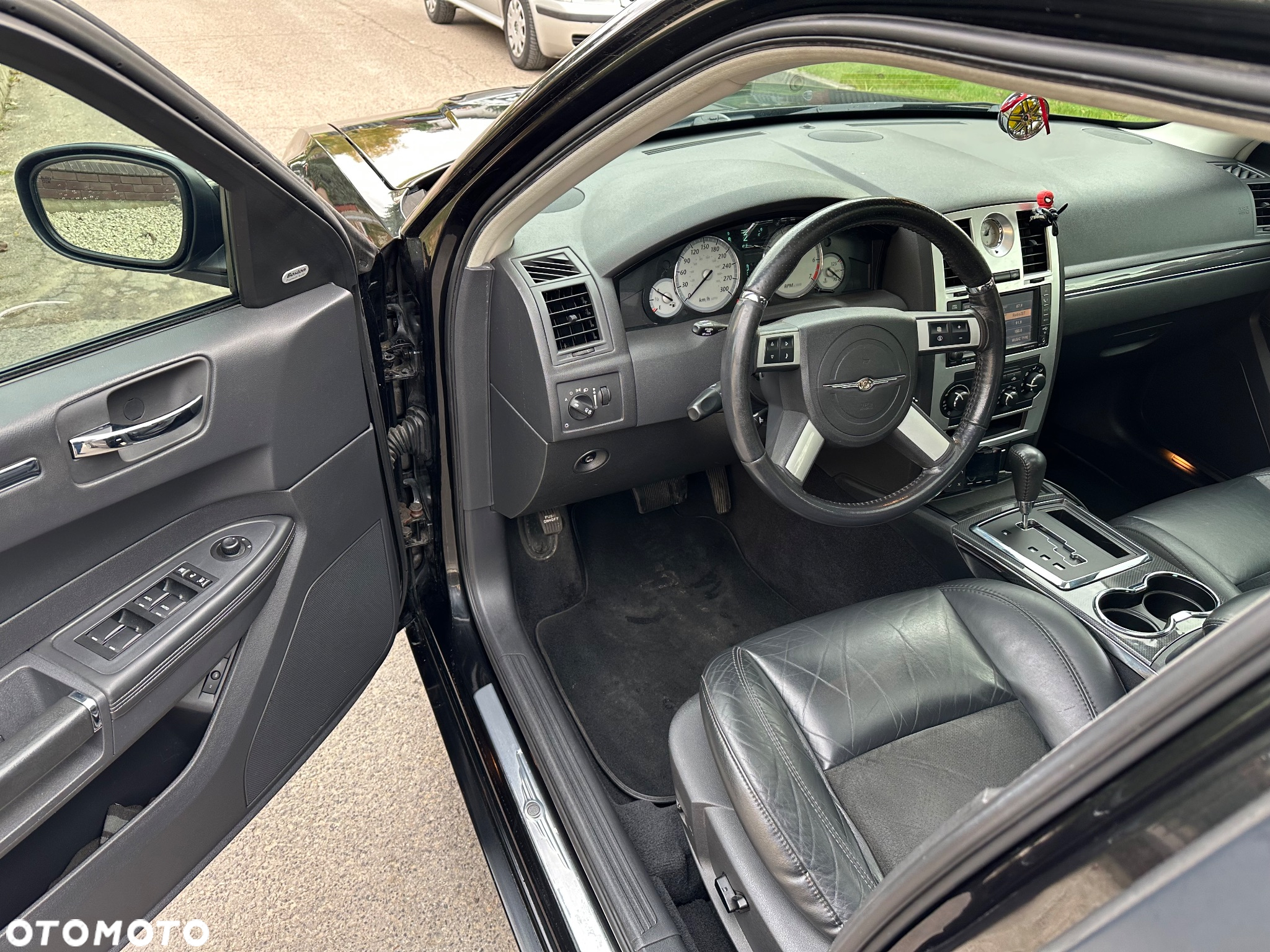 Chrysler 300C 6.1 V8 Hemi SRT8 - 21