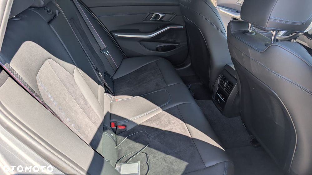 BMW Seria 3 330i xDrive M Sport - 9