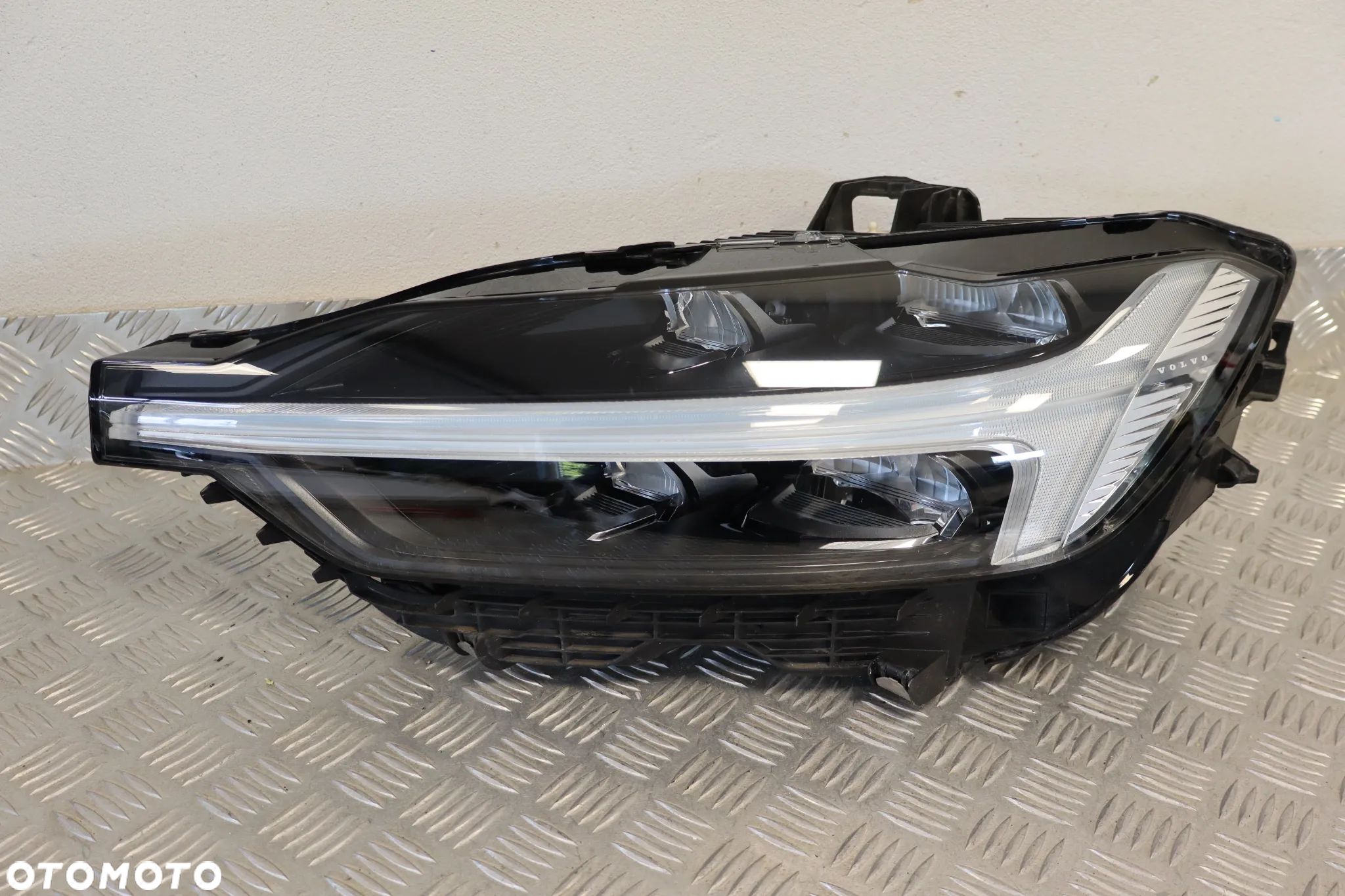 LAMPA PRZEDNIA PRZÓD LEWA VOLVO XC60 II FULL LED 32342506 2017 - 1