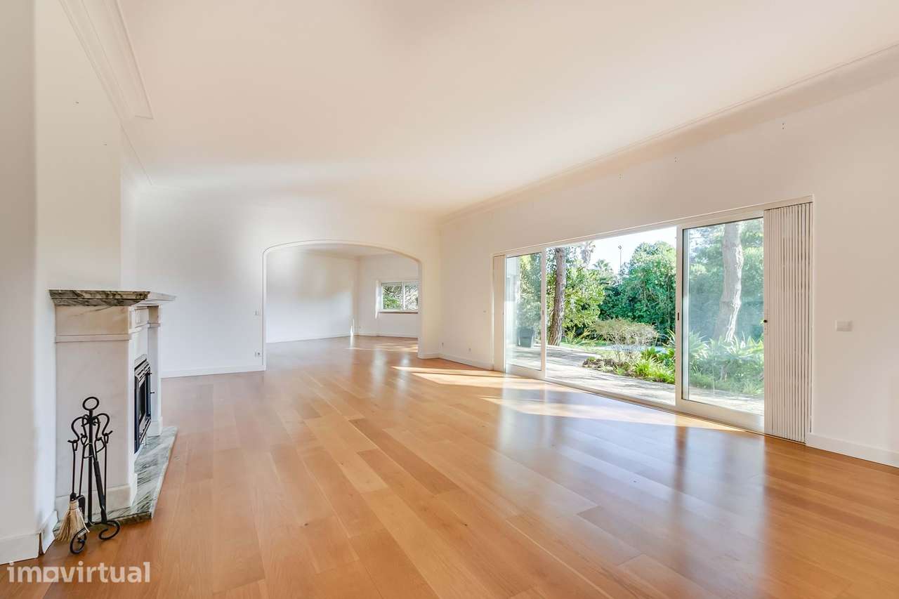 Moradia T5 de Luxo com Piscina e Amplo Jardim no Estoril, junto ao Gol - Grande imagem: 4/60