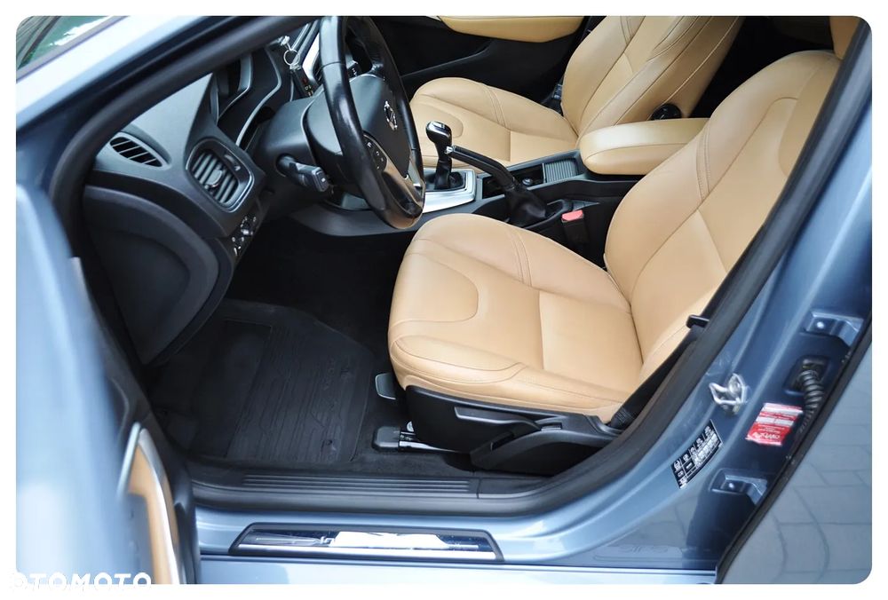 Volvo V40 T3 Inscription - 21