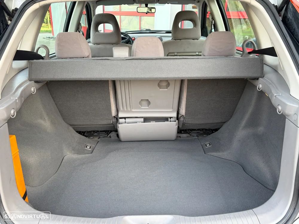 Nissan Almera Tino - 10
