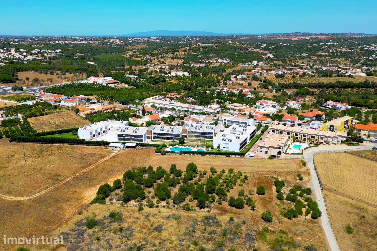 Terreno plano com projeto aprovado para construção de 5 moradias com p - Grande imagem: 2/15