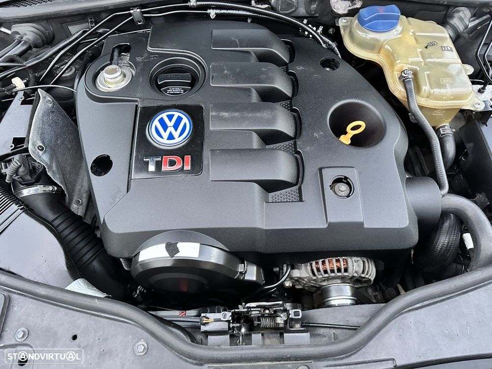 VW Passat 1.9 TDi Highline - 11