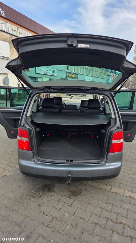 Volkswagen Touran 2.0 TDI Trendline DSG - 17