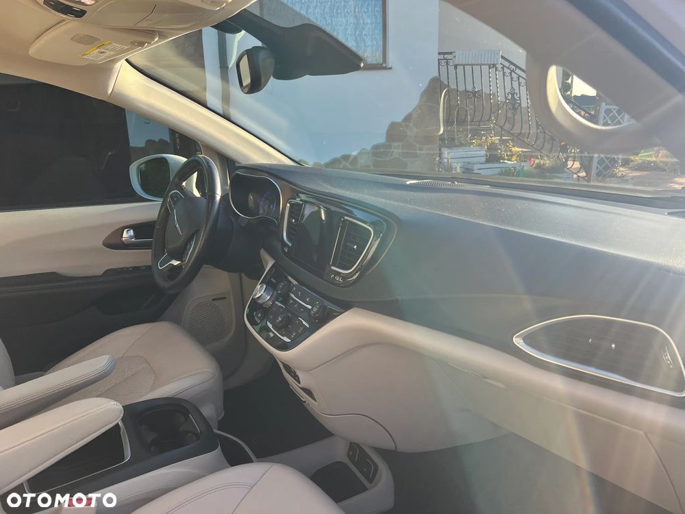 Chrysler Pacifica - 11