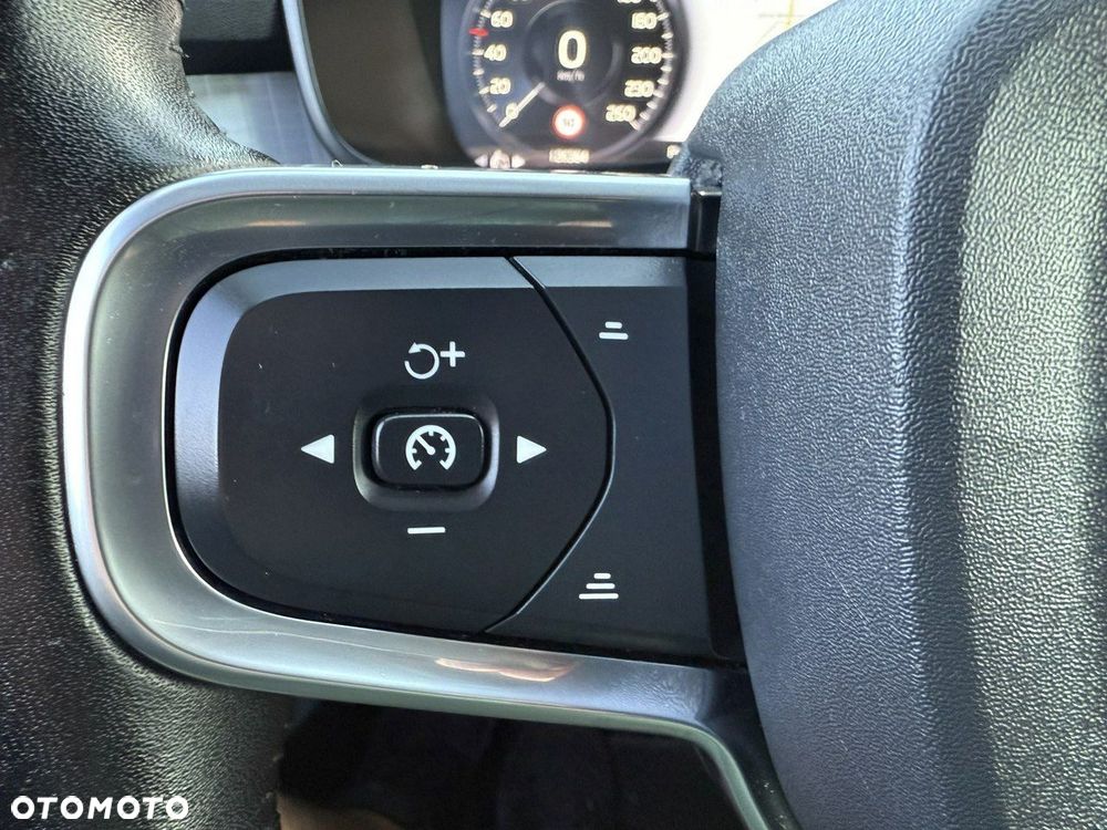 Volvo XC 40 D3 AWD Momentum Pro - 19