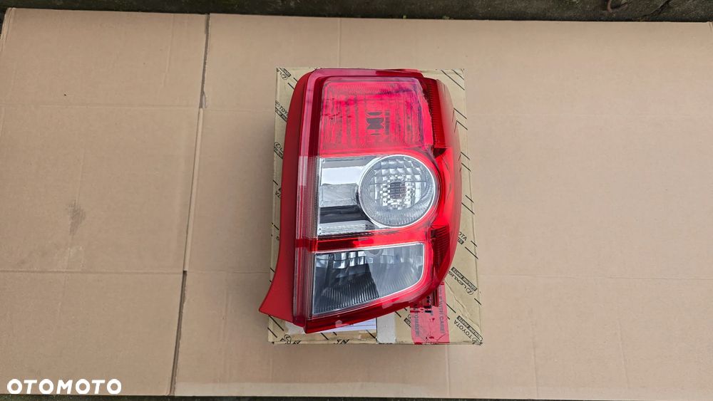 Toyota Urban Cruiser 09-12 Lampa Tylna Tył Prawa Oryginał