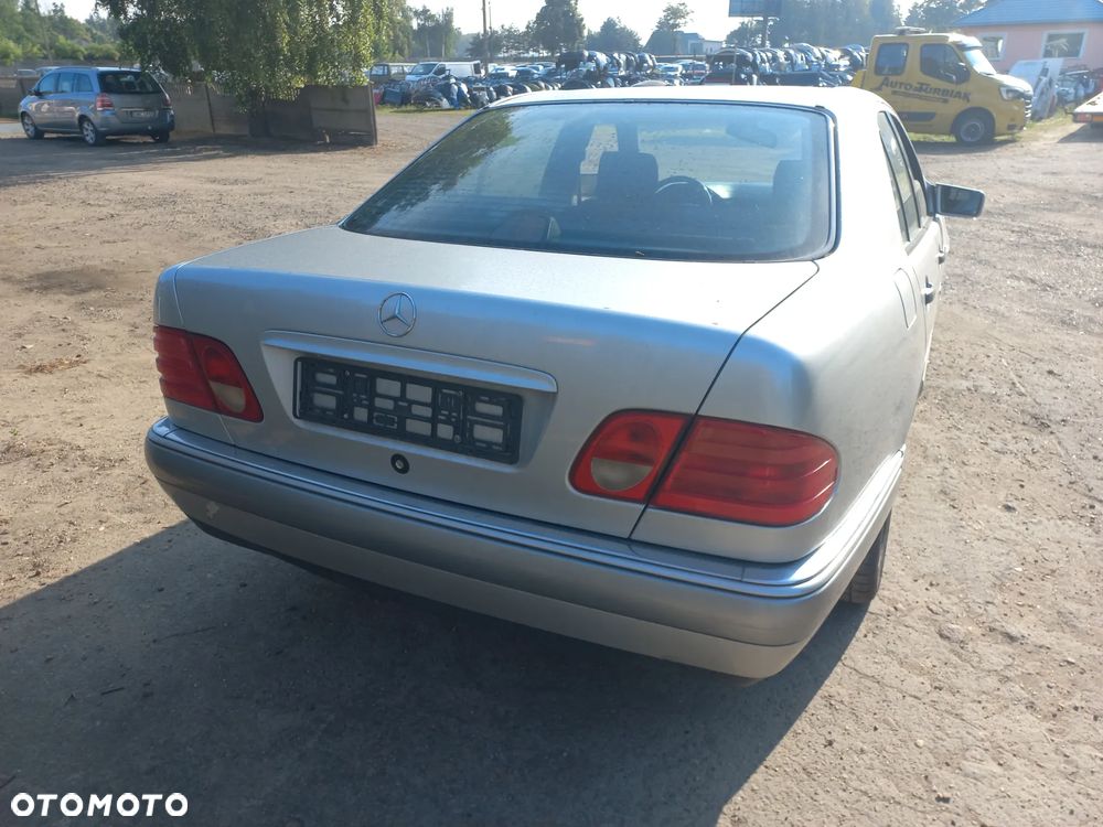 Mercedes W210 2.2 Diesel 70kw  98r wszystkie części lampa  drzwi - 3