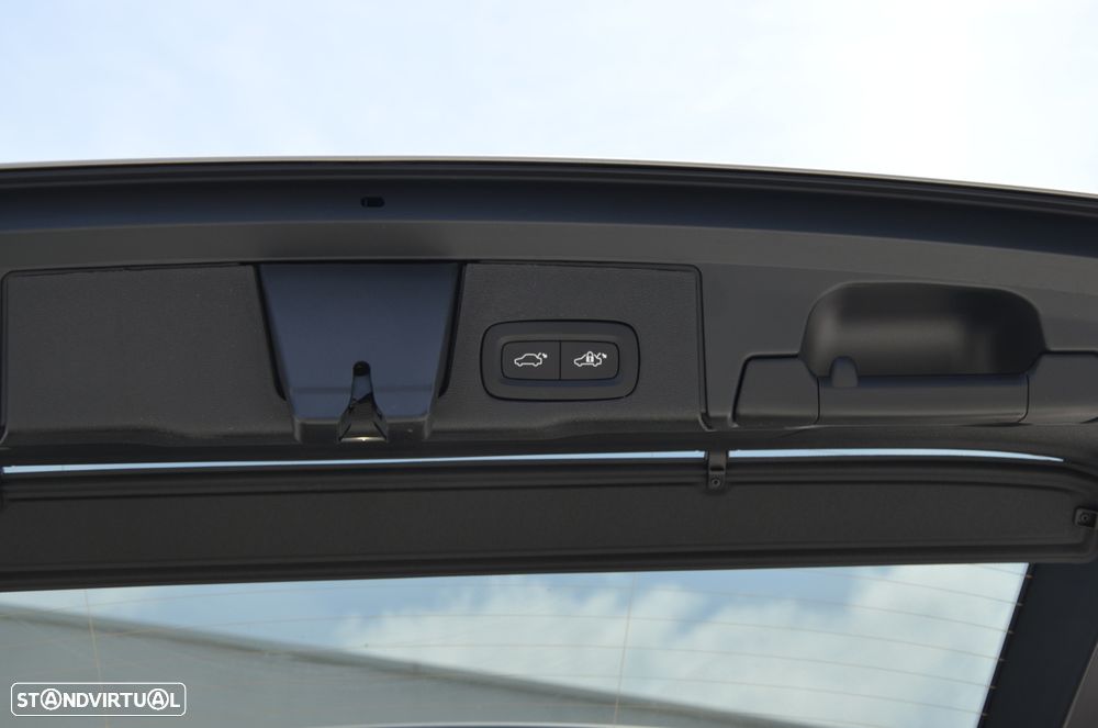 Volvo XC 60 2.0 T6 PHEV Plus Dark AWD - 6