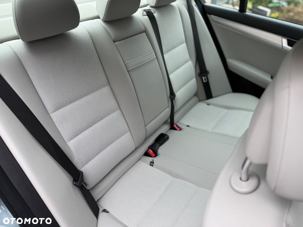 Mercedes-Benz Klasa C 180 CGI BlueEff Avantgarde - 19