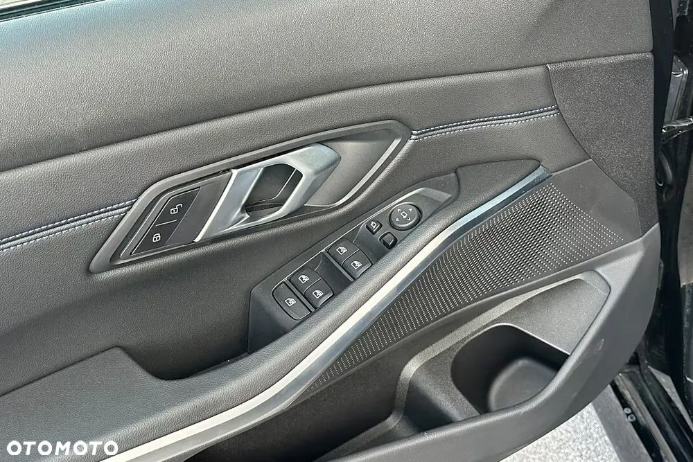 BMW Seria 3 320i - 12