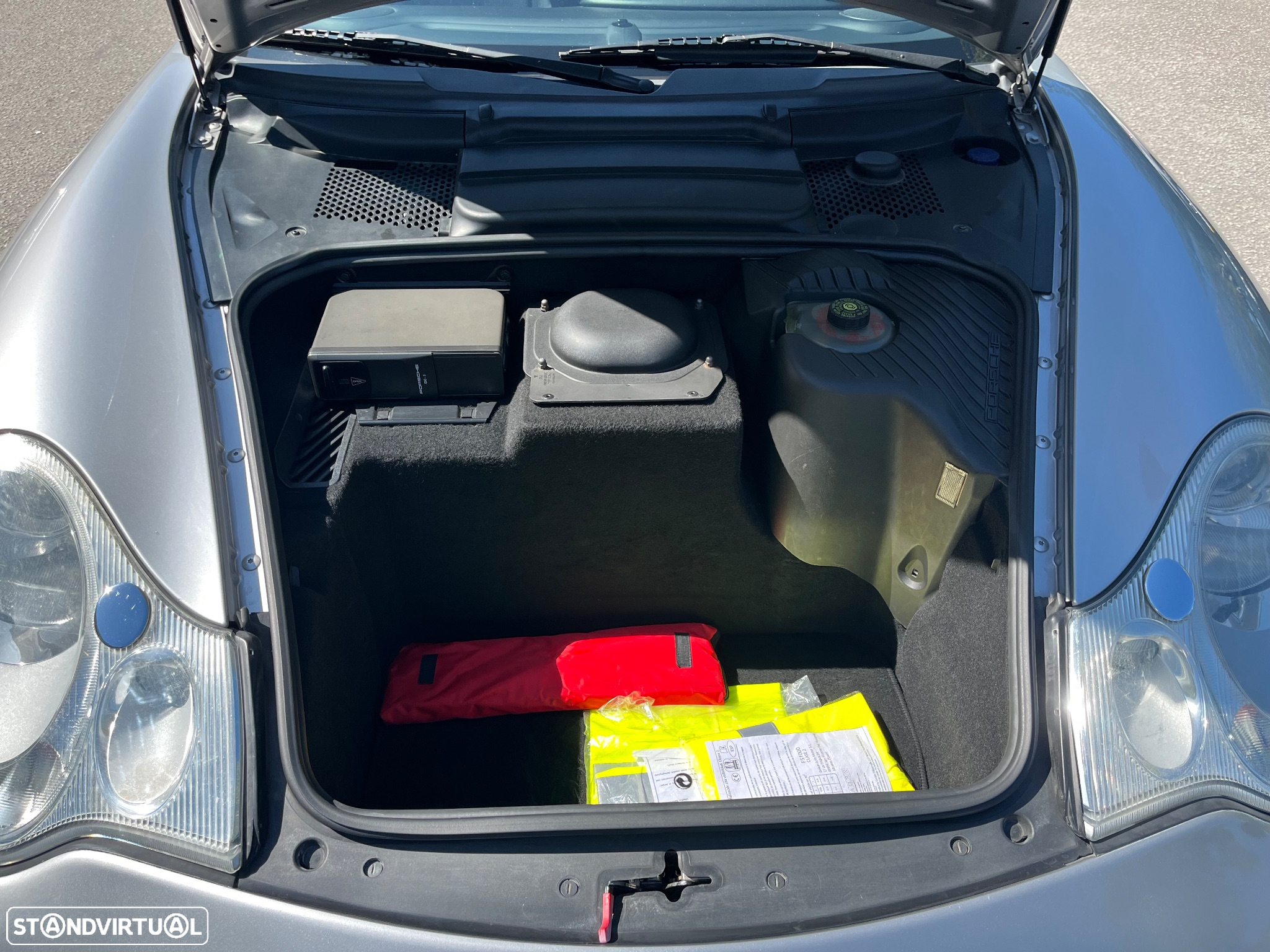 Porsche 911 (996) Carrera 4 - 12