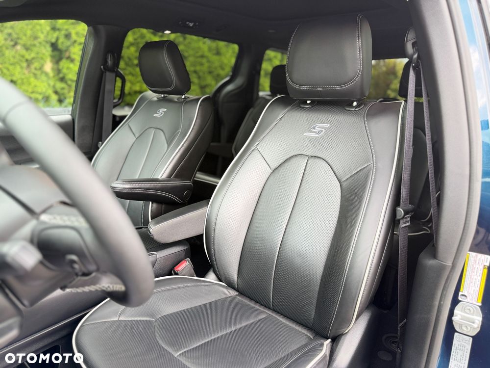 Chrysler Pacifica - 24
