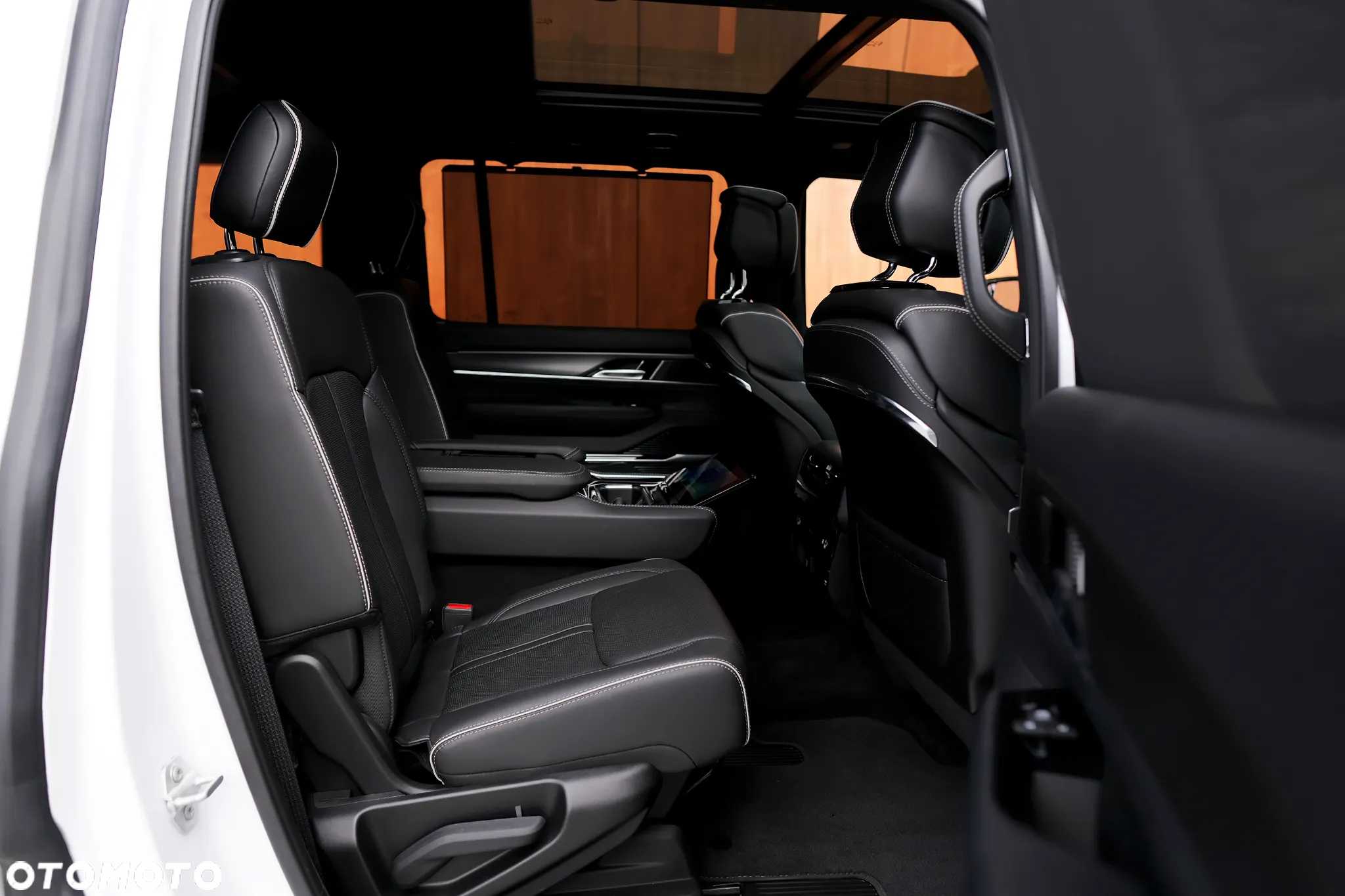 Jeep Grand Wagoneer - 27