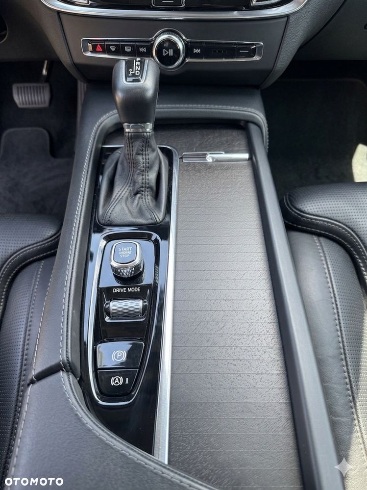 Volvo V90 D5 AWD Momentum - 26