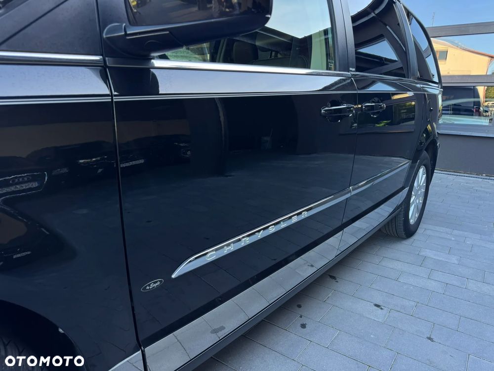 Chrysler Town & Country 3.6 Limited - 13