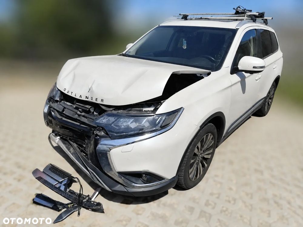 Mitsubishi Outlander - 2