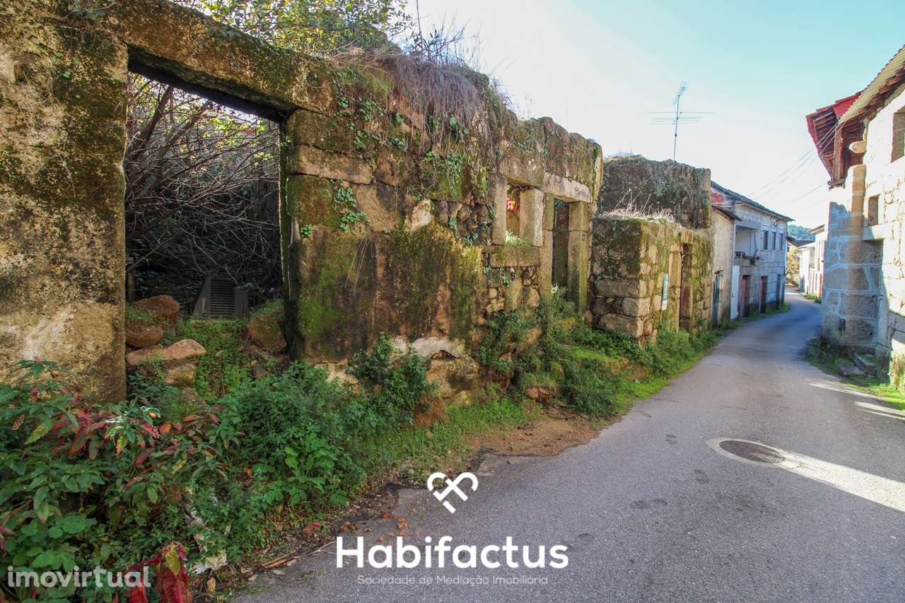 Duas Ruínas em pedra em Lajeosa do Dão - Grande imagem: 3/16