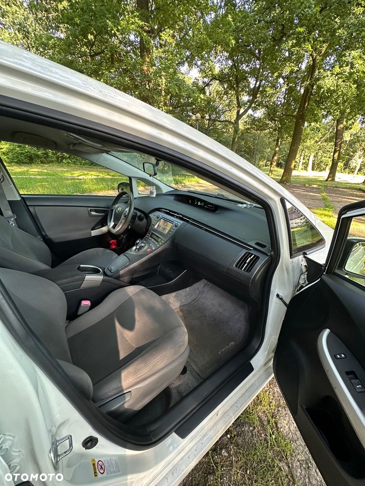 Toyota Prius (Hybrid) - 9