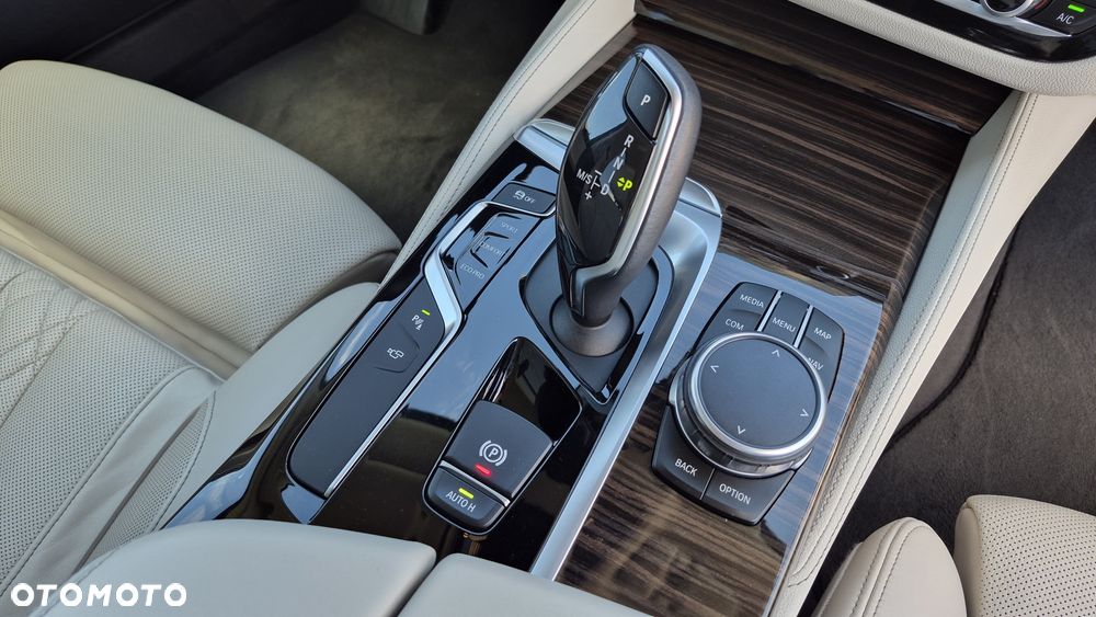 BMW Seria 5 530i xDrive Luxury Line - 24