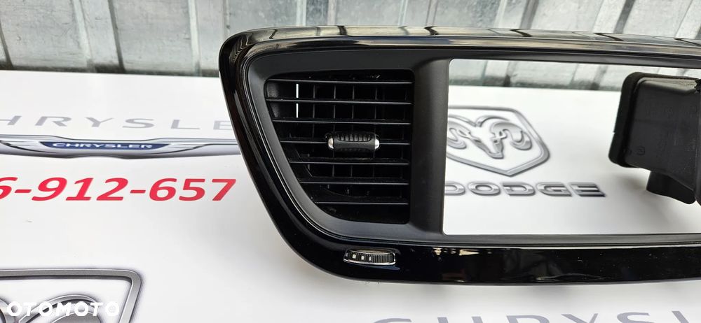 Chrysler Pacifica 2016- Ramka wyświetlacza radia Dekor Kratki środkowe nawiewu 625678007 - 2