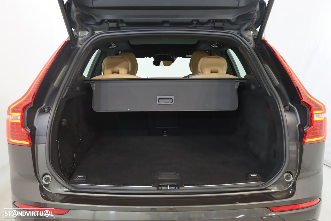 Volvo XC 60 2.0 T8 PHEV Momentum Plus AWD - 32