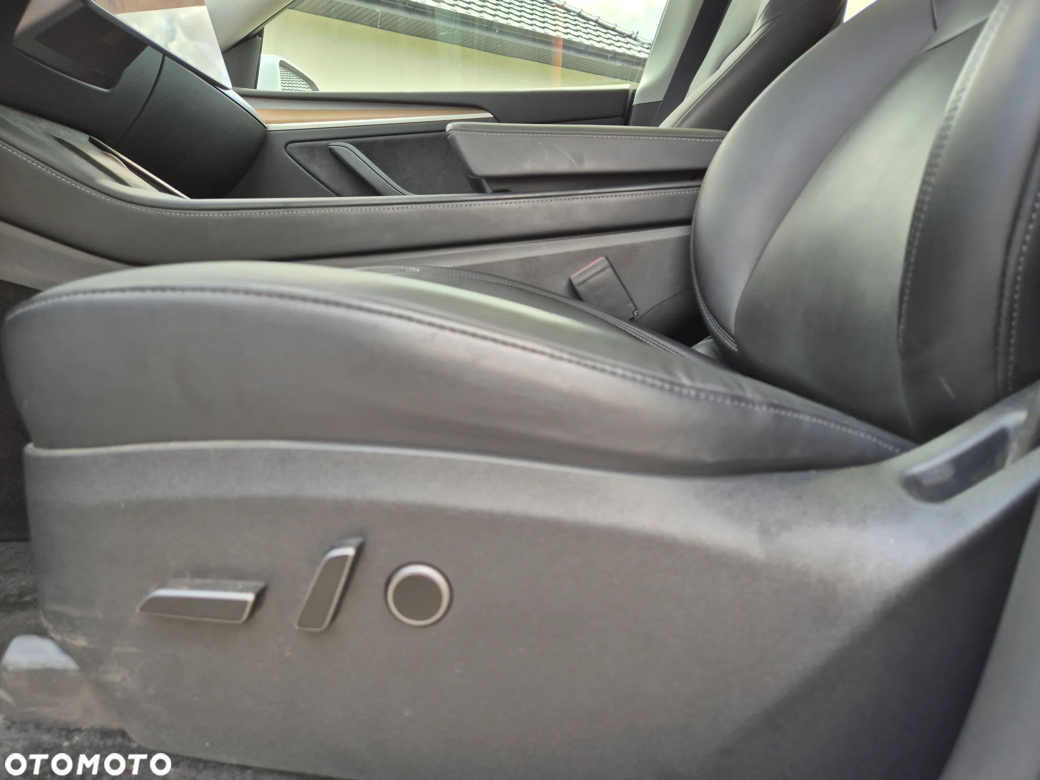 Tesla Y Long Range AWD - 12
