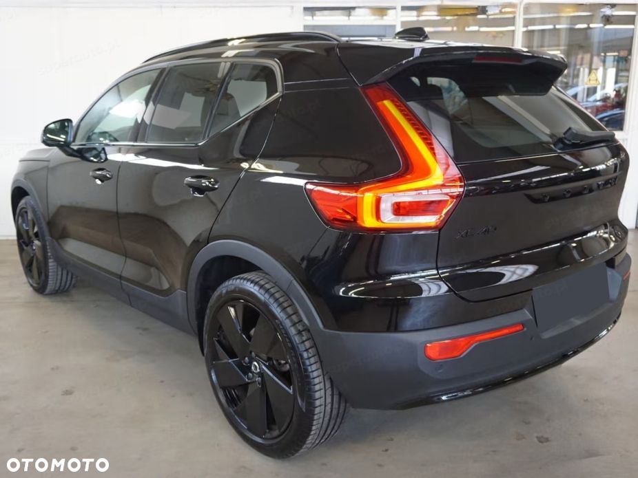 Volvo XC 40 B4 Plus Black Edition - 3