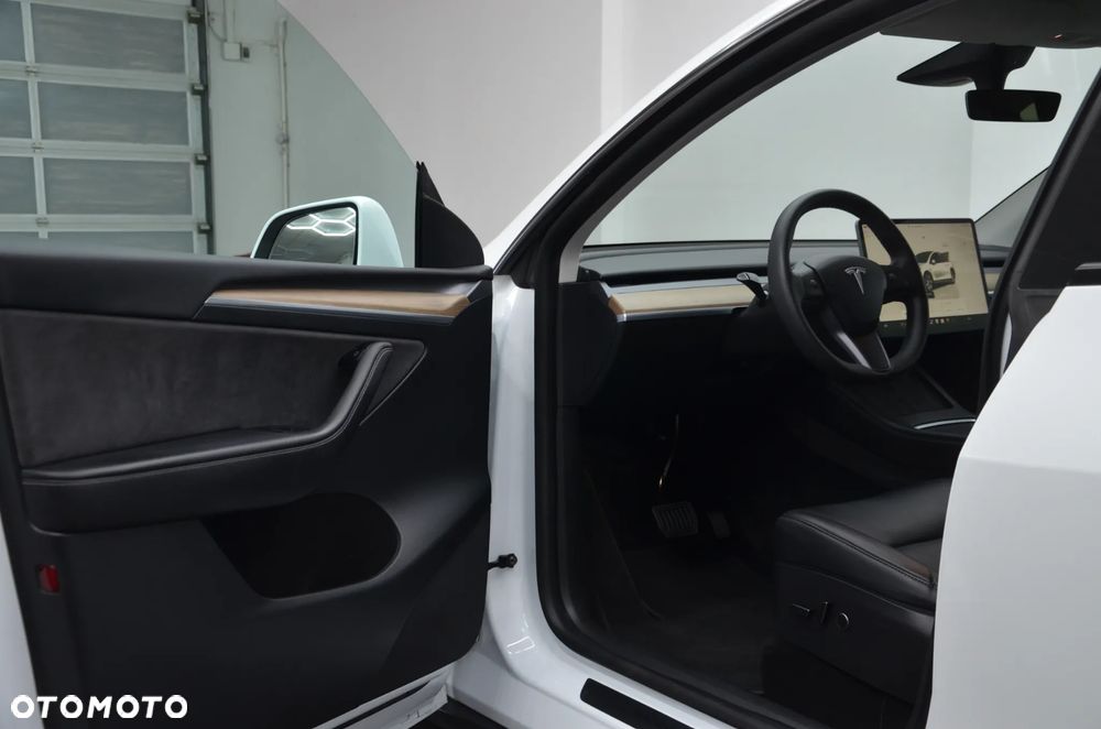Tesla Model Y Long Range AWD - 10